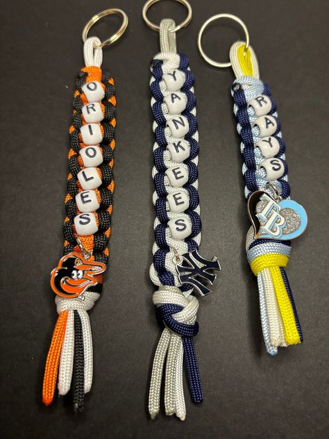 Baseball Paracord Keychains 🔪 #EDCKnifeBeads #KnifeAccessories #EverydayCarry #EDC #GearCustomization #TacticalBeads #ParacordBeads #HandcraftedBeads #ArtisanBeads #KnifeCollecting #KnifeEnthusiast #GearUpgrade #UniqueBeads #FunctionalArt Paracord Projects Tutorials, Baseball Keychains, Tassen Hanger, Keychains Macrame, Paracord Rope, Paracord Necklace, Paracord Accessories, Baseball Teams, Paracord Beads