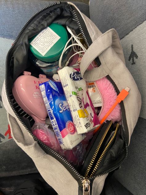 Messy tote bag. Gray tote bag with brush, napkins, headphones, charger, hair gel and little fluffy cosmetics bag in it Messy Bag Aesthetic, Tote Bag Inside, Neon Photoshoot, Tote Bag School, Pretty Tote Bags, Uni Bag, What's In My Purse, Inside My Bag, Purse Essentials