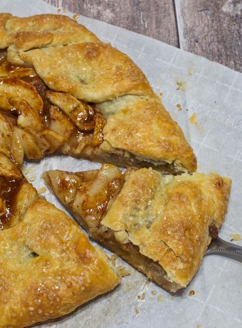 Galette Recipe Desserts, Rustic Apple Galette, My Country Table, Making Pie Crust, Rustic Fashion, Apple Galette, Galette Recipe, Country Table, Apple Dessert Recipes