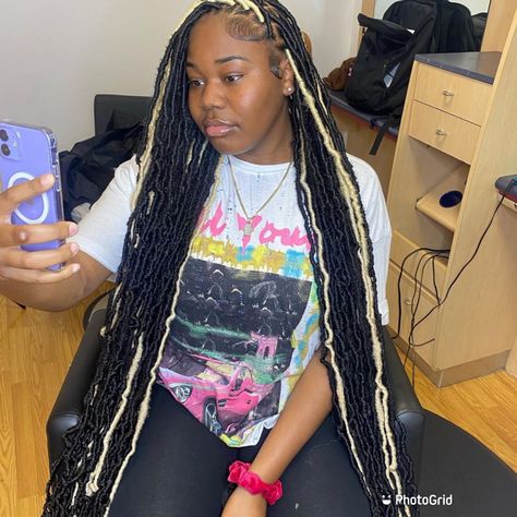 Back To School Hairstyles Soft Locs, Black And White Soft Locs, Blond And Black Soft Locs, Knotless Soft Locs With Color, Soft Locs With Color Blonde And Black, Soft Locs Blonde And Black, Fox Locs Hairstyles With Color, Medium Soft Locs With Color, Mixed Color Soft Locs