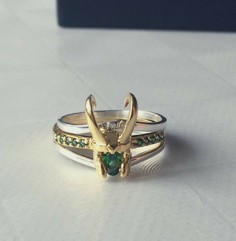 Marvel Jewelry, Marvel Clothes, Loki Marvel, Marvel Jokes, Marvel Funny, Diamond Wedding Band, Bijoux Diy, Chris Hemsworth, Marvel Movies