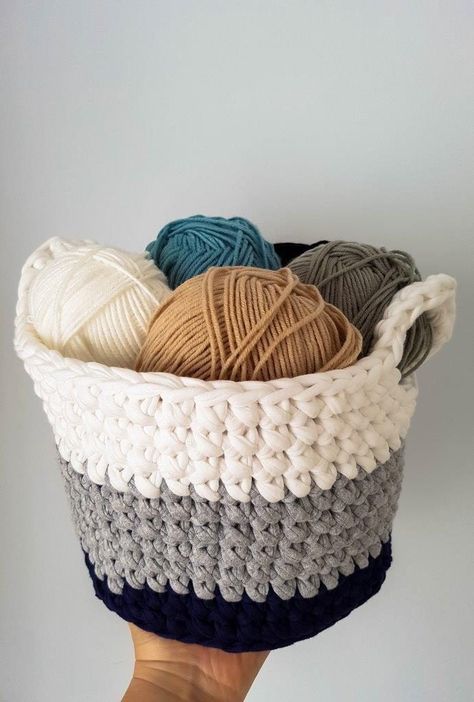 Crochet Basket With Tshirt Yarn Free Pattern, Tshirt Yarn Basket Free Pattern, Tshirt Basket Diy, Chunky Yarn Basket Crochet, Tshirt Yarn Basket Pattern, Crochet Projects With Tshirt Yarn, Tshirt Yarn Ideas, T Shirt Basket, Tshirt Yarn Crochet Ideas