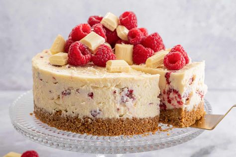 Say hello to my gluten free white chocolate and raspberry cheesecake recipe! It's 100% no bake, so it's super simple and just needs chilling in the fridge. White Chocolate Raspberry Cheesecake, Biscuits Graham, Chocolate And Raspberry, Chocolate Raspberry Cheesecake, Gluten Free Cheesecake, Hazelnut Cake, Chocolate Cream Cheese, Digestive Biscuits, White Chocolate Raspberry