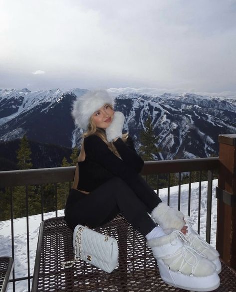 Snow Outfit Pictures, Winter Outfits With Moon Boot, Igloo Fest Outfit, Skii Photos Aesthetic, Ski Cabin Outfits, Winter Poses Ideas, Outfit Ideas For Mountain Trip Winter, Mountain Cabin Outfit, Winter Outfits Mountain Snow