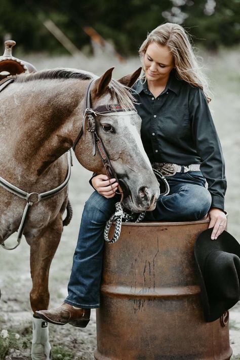 Senior Rodeo Pictures, Barrel Racer Photoshoot, Cowgirl Photoshoot With Horse, Cowgirl And Horse Photography, Horse Riding Photoshoot, Senior Horse Photography, Cowgirl Senior Pictures, Western Photoshoot Ideas, Horse Photoshoot Ideas