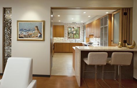 4 Ideas on Creating a Semi-Open Kitchen Semi Open Kitchen Design, Semi Open Kitchen, Breakfast Bar Table, Closed Kitchen, Kitchen Step Stool, Kitchen Modular, Concept Kitchen, Kitchen Floor Plans, Glass Front Cabinets