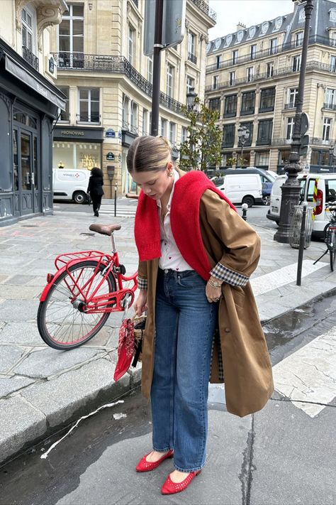 @elodieromy is wearing the iconic Sézane Clyde trench with the Amiel crew neck red knit sweater. She styles her Sézane pieces with jeands and red flats. Red And Camel Outfit, Red Flats Outfit, Fall Aesthetic Outfits, Trench Coat Outfit Ideas, Trench Coat Outfit Fall, Fall Trench Coat, Coat Outfit Ideas, Fall Coat Outfit, Trenchcoat Outfit