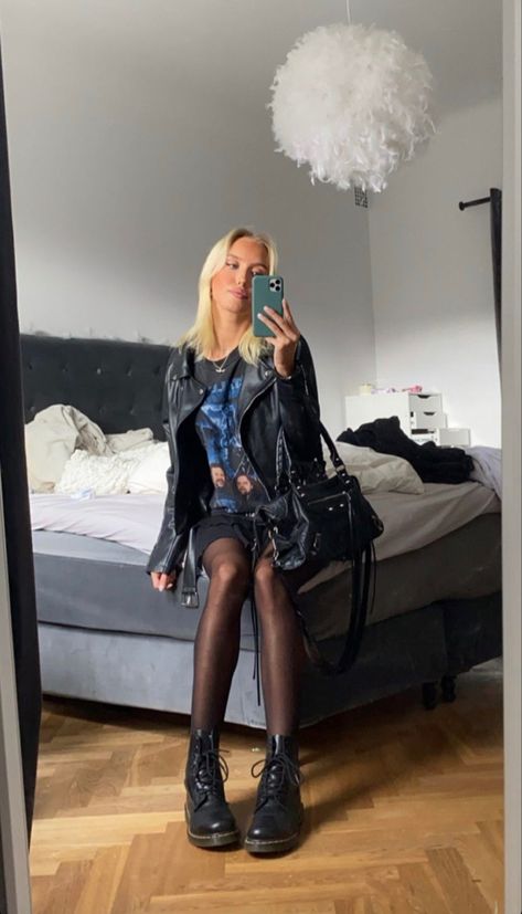 Styling Dr Martens, Outfit Stockholm, Martens Outfit, Dr Martens Outfit, Ny Outfits, Outfit Inso, 70s Outfits, Daily Outfit Inspiration, Scandinavian Fashion