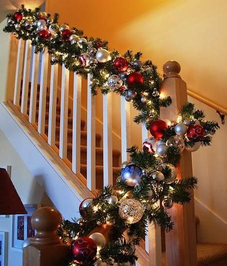 Staircase Glass, Christmas Banister, Christmas Stairs Decorations, Christmas Staircase Decor, Christmas Stairs, Christmas Staircase, Diy Christmas Garland, Garland Ideas, Glass Staircase