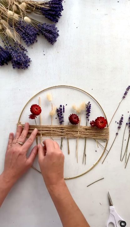 Dried Flower Ring Wreath, Embroidery Hoop Flowers, Dried Flower Wreath Diy, Well Craft, Ring Wreath, Boho Wreath, Flower Wreaths, Dried Flower Wreaths, Quick Crafts