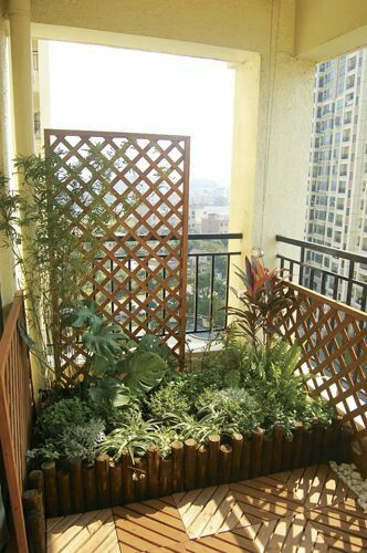 Making good use of lattice wood fences in the patio garden. Have some fairies hanging out in a tree too :) Apartment Patio Gardens, Patio Images, Balcony Privacy Screen, Patio Pictures, Apartment Gardening, Garden Privacy Screen, Patio Privacy Screen, Apartment Balcony Garden, Balcony Privacy