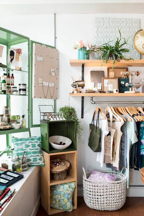 Transition from window to corner to wall shelving Small Boutique Interior Design Ideas, Small Boutique Ideas, Small Boutique Interior Design, Small Boutique Interior, Display Visual Merchandising, Store Design Boutique, Design Café, Clothes Hanging, Boutique Display