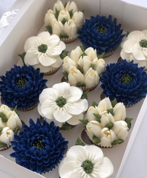 Aloo Gosht, Birthday Cake Decorating Ideas, Cupcake Decorating Tips, 귀여운 음식 그림, Blue And White Flowers, Stunning Cakes, Cupcake Cake Designs, Floral Cupcakes, Creative Cake Decorating