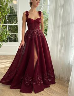 Maroon Gown, Short White Dress Wedding, Knee Length Wedding Dress, Floral Frocks, Simple Frocks, Prom Decor, Mini Wedding Dresses, Senior Prom Dresses, Dresses Beautiful