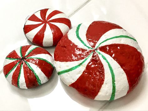 Painted Rocks Christmas, Candy Rocks, Christmas Painted Rocks, Christmas Pebble Art, Arte Aesthetic, Diy Rock Art, Painted Rock Animals, Painted Rocks Kids, Christmas Rock