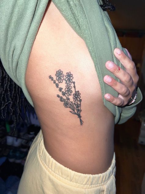 Small Bouquet Of Flowers Tattoo, Rib Tattoo Script, Daisy Bouquet Tattoo, Floral Bouquet Tattoo, Bouquet Of Daisies, Lilac Tattoo, Lavender Tattoo, Bouquet Tattoo, Daisy Tattoo