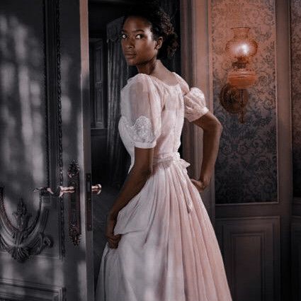 Period Drama Aesthetic, Outfits For Black Women, Drama Aesthetic, Royal Core, Black Royalty, Victorian Aesthetic, Glasses Makeup, Black Princess, Shotting Photo