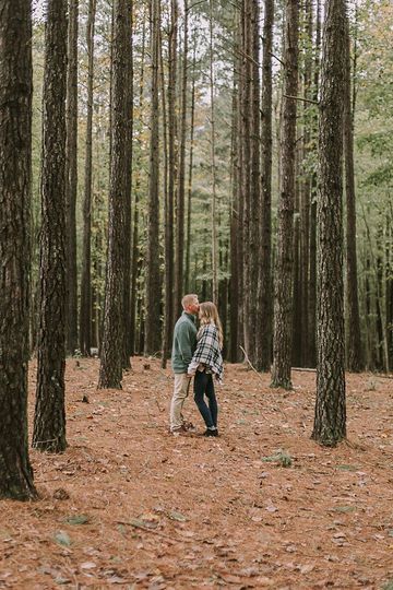 Family Pine Tree Photos, Pine Tree Pictures Family, Family Pictures In Pine Trees, Pine Trees Photoshoot, Pine Forest Photography Couple, Pine Forest Family Photoshoot, Pine Tree Couple Photos, Pine Tree Photoshoot Family Pictures, Pine Tree Christmas Photoshoot