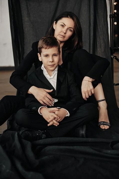 2000 Photoshoot, Mother Son Matching Outfits, Mother Son Poses, Mother Son Pictures, Adult Family Photos, Mommy Son Pictures, Mother Daughter Photography Poses, Mother Son Photos, Son Photo Ideas