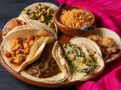 ¿Alguna vez se te ocurrió vender tacos de guisado? Puedes hacerlo con estas ideas de guisos, ¡es muy fácil! Authentic Mexican Tacos, Mexican Stew, Tacos Mexicanos, Ideas Negocios, Fresh Tortillas, Taco Fillings, Taco Pizza, Mexican Tacos, Taco Dip