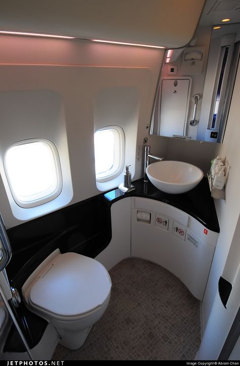 Cathay Pacific Boeing 747 first class restroom Airplane Toilet, Nice Toilet, First Class Plane, Traveling To New York, Boeing Business Jet, Jet Interior, Woman Traveling, Airplane Interior, Private Jet Interior