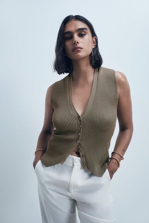 Zara Ribbed Knit Vest Zara Spring, Knitwear Trends, Natural Fashion, Outfits To Recreate, Women Blouses Fashion, Men's Sweaters, Sweater For Women, Ribbed Knit Top, Clothes Casual