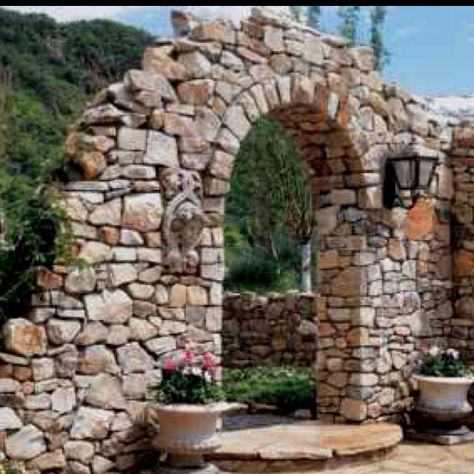 I want this! My dream stone wall & entry to my yard :) Bench Around Trees, Ranch Entrance Ideas, Stone Walls Garden, Garden Lodge, Casa Hobbit, Renovation Architecture, Landscaping Retaining Walls, Brick Garden, Garden Entrance