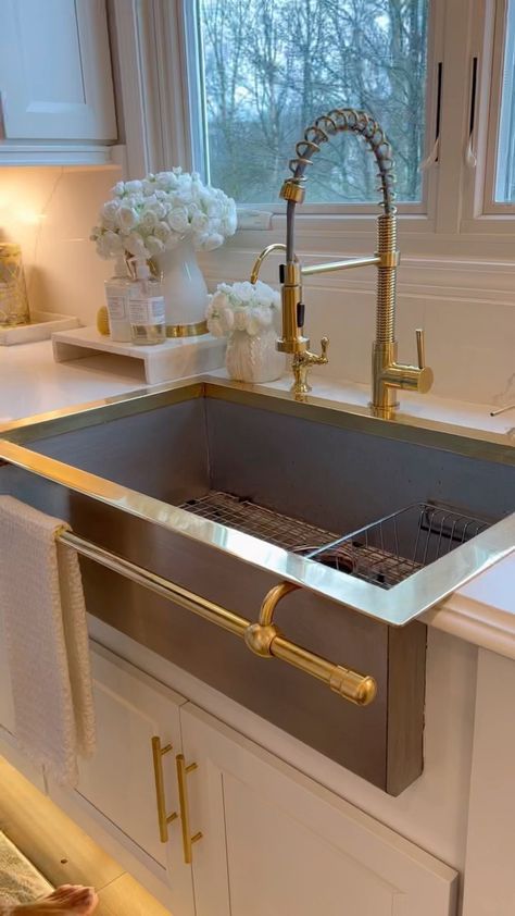 Luxury Sinks Kitchen, Small Gourmet Kitchen Design, Gold Farmhouse Sink, Kitchen Sink Gold, Gold Kitchen Sink, Farah Merhi, Officine Gullo, Fresh Flower Bouquets, Kitchen Interior Design Modern