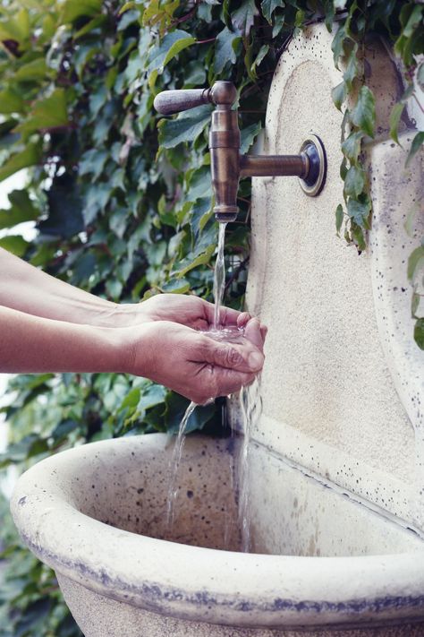 DIY water fountains and DIY water feature in a with garden Spring Cottage Water Feature, Fountains In Gardens, Farmhouse Fountain Ideas, Outdoor Garden Sink Station, Sink Water Feature, Garden Water Features Diy, Diy Small Water Fountain, Garden Sink Ideas Outdoor, Diy Outdoor Fountain Easy