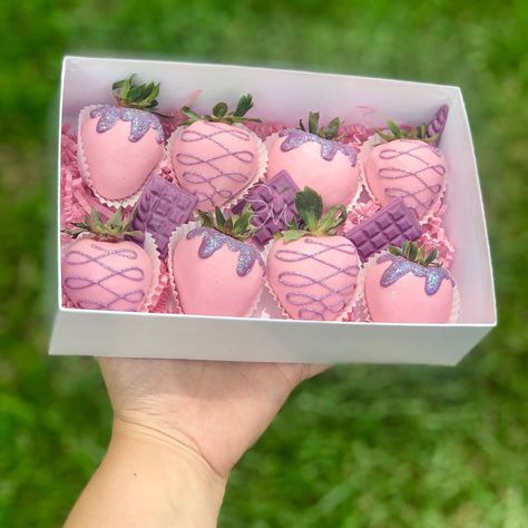 Pink And Purple Chocolate Covered Strawberries, Pink And Purple Strawberries, Pink And Purple Chocolate Strawberries, Lavender Chocolate Covered Strawberries, Chocolate Strawberries Recipe, Dipped Berries, Strawberry Ideas, Purple Strawberry, Strawberry Recipe