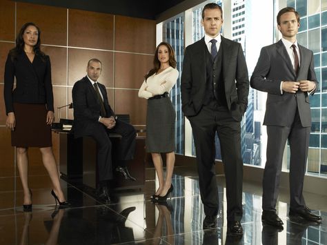 The Pearson Hardman team. Suits Serie, Jacinda Barrett, Suits Tv Series, Jessica Pearson, Sarah Rafferty, Suits Usa, Gina Torres, Tom Hopper, Suits Tv Shows