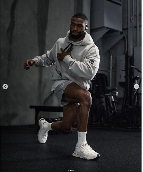 Gym Photoshoot Male, Mens Fitness Photography, Winter Gym Outfit, Activewear Photography, Athleisure Photoshoot, Running Outfit Men, Male Fitness Photography, Stylish Gym Outfits, Workout Outfits Winter