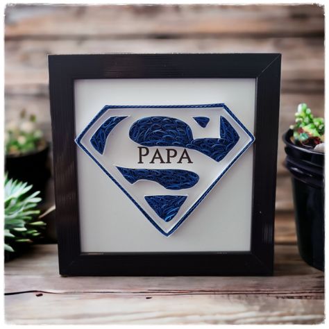 Donnez à votre papa, beau papa, papi ou autre un cadeau unique et personnalisé avec ce cadre quilling "Super". Mesurant 10 x 10 cm, ce cadre en papier roulé est une œuvre d'art minutieusement conçue pour représenter le logo "Super" en son centre, vous pouvez choisir de mettre n'importe quel autre mot a la place du mot papa. Ce cadre est vendu avec un cadre noir qui met en valeur les couleurs vives du quilling.  C'est un cadeau idéal pour la fête des pères, un anniversaire ou simplement pour montrer à votre papa, beau-papa, ami, papy combien vous l'aimez et l'appréciez. Offrez-lui un cadeau unique et spécial qu'il pourra chérir pendant des années. Cadeau Anniversaire Cricut, Creative Birthday Cards, Super Papa, Super Man, Un Logo, Quilling Art, Tee Shirt Designs, Cute Gifts, Superman