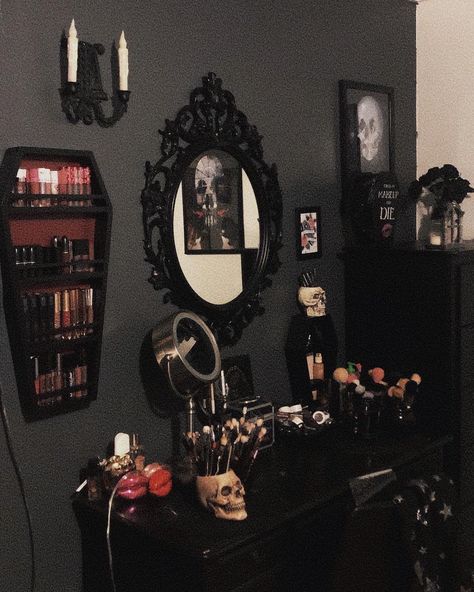 🕷𝕰𝖘𝖙𝖊𝖕𝖍𝖆𝖓𝖎𝖆🕷 on Twitter: "A vibe. follow my home transformation on Instagram❤️ going with a Victorian gothic style 🖤 IG: funeralmanior… " Casa Rock, Gothic Homes, Gothic Mirror, Victorian Room, Green Living Room Decor, Victorian Gothic Style, Gothic Bedroom, Home Transformation, Goth Home