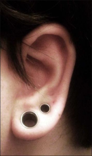 dreams of a magpie | A jewelry-junkie's take on trends, symbols and designers in the jewelry-world Hole Ear Piercing, Labret Vertical, Second Ear Piercing, Marla Singer, Double Ear Piercings, Cool Piercings, Diamond Cluster Earrings, Hammered Hoop Earrings, Ae86