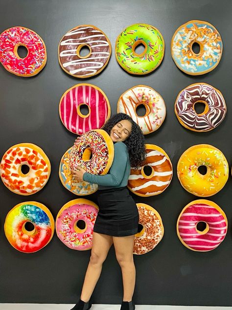 Donut Shop Interior, Sweet Shop Design, Ice Cream Pictures, Giant Donut, Dessert House, Mister Donuts, Cafe Counter, Flower Shop Design, Bakery Design Interior