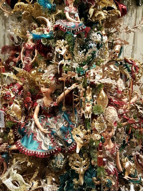 Christmas Decorations Wreaths, Christmas Themes Decorations, Victorian Decor, Christmas Inspo, Kinds Of Colors, Antique Christmas, Marie Antoinette, Christmas Season, Christmas Seasons