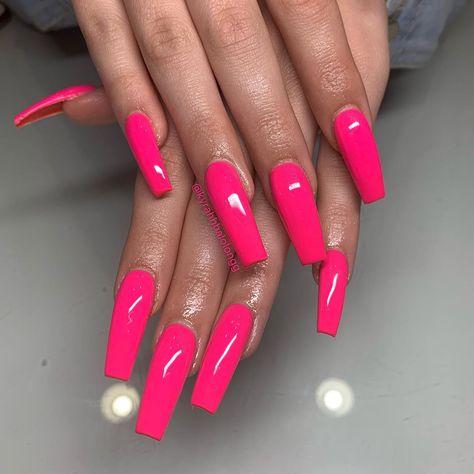 𝐅𝐎𝐋𝐋𝐎𝐖 𝐌𝐄 @𝐁𝐈𝐋𝐋𝐈𝐎𝐍𝐃𝐎𝐋𝐋𝐀𝐑𝐂𝐇𝐈𝐂𝐊 💅��🏾 Square Hot Pink Nails, Hot Pink Square Acrylic Nails, Hot Pink Acrylics, Hot Pink Square Nails, Long Square Nails, Acrylic Toes, Square Nail Designs, Hot Pink Nails, Pink Nail Designs