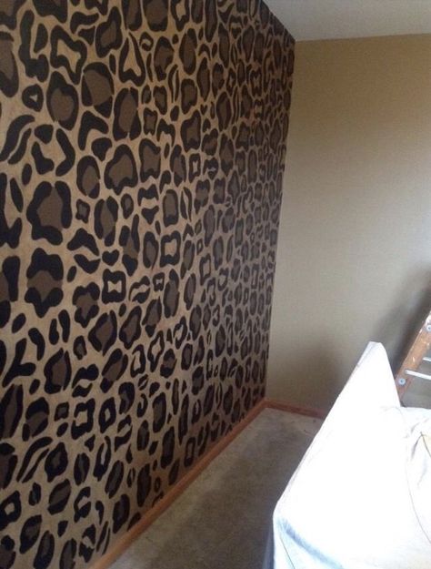 Paint Cheetah Print Diy, Lepord Print Bedroom Ideas, Cheetah Print Accent Wall, Cheetah Wallpaper Bedroom, Cheetah Accent Wall, Leopard Accent Wall, Room Ideas Paint Walls, Cheetah Bedroom Decor, Cheetah Bedroom