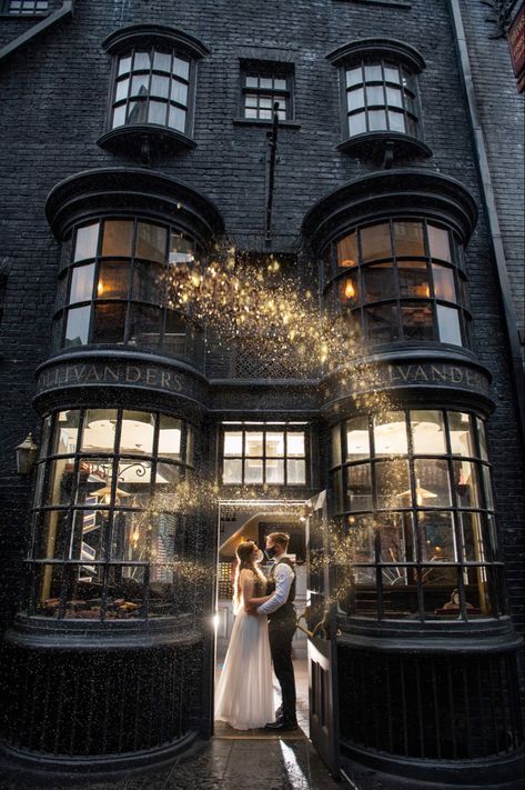 Get married in Universal Orlando Wizarding World or Harry Potter Harry Potter Wedding Photoshoot, Harry Potter Elopement, Harry Potter Wedding Photography, Engagement Photos Harry Potter, Harry Potter Engagement Photos, Classy Harry Potter Wedding, Harry Potter Wedding Photos, Hogwarts Wedding Ideas, Harry Potter Photoshoot Ideas