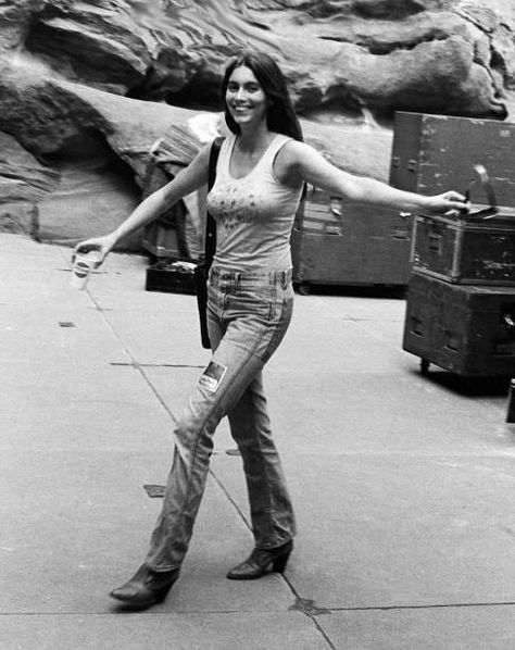 Emmylou Harris Style, Emmylou Harris 70s, Emmy Lou Harris, Woodstock Fashion, Gram Parsons, Old Country Music, Emmylou Harris, Natural Bohemian, 60s 70s Fashion