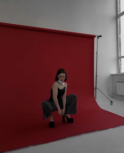 Red Background Photoshoot, Edgy Photoshoot, Content Studio, Studio Photoshoot Ideas, Foto Inspo, Photoshoot Backdrops, Red Studio, Red Backdrop, Red Mirror