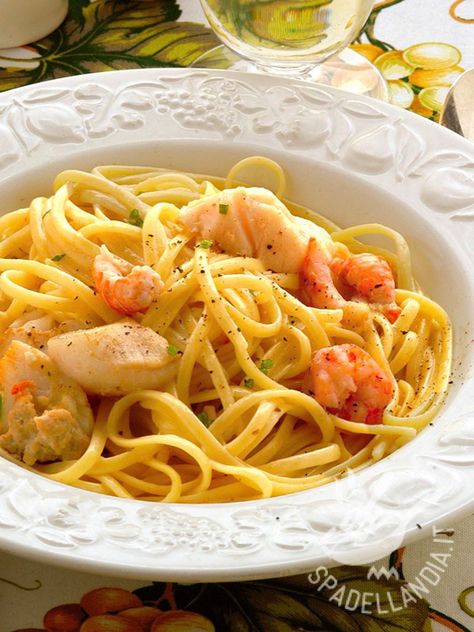 Quando si ha voglia di un piatto di pesce succulento, non resta che portarlo a tavola con una ricetta sfiziosa come le Bavette alle capesante e gamberi! Seafood Arrabbiata Pasta, Minestrone, Easy Dinner, Spaghetti, Pasta, Ethnic Recipes