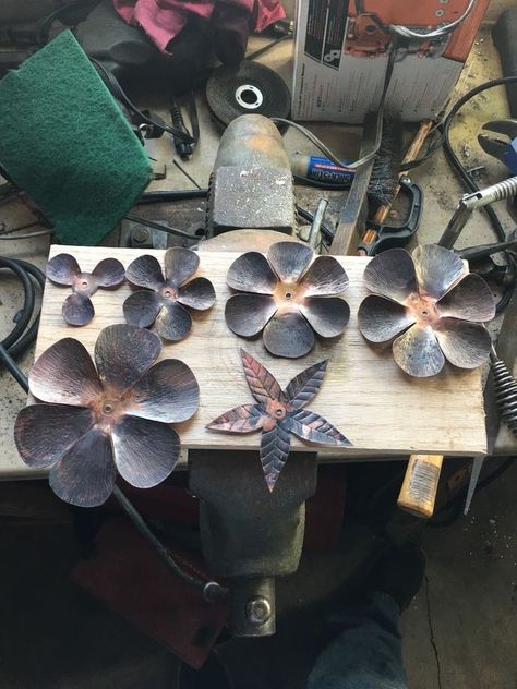 Welded Art, Metal Welding Art, Metal Roses, Aluminum Can Crafts, Copper Crafts, Welding Art Projects, Metal Working Projects, Metal Yard Art, Copper Art