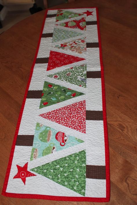 Sewcial Stash table runner - I really want to make this Christmas Table Runner Pattern, Quilted Table Runners Christmas, Table Runner Christmas, Christmas Tree Quilt, Christmas Patchwork, Christmas Quilting, Christmas Tree On Table, Holiday Table Runner, Quilted Table Runners Patterns