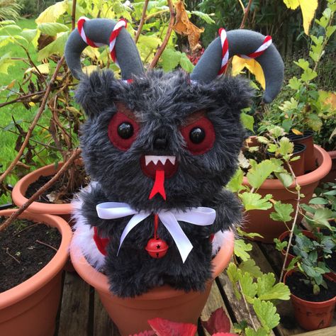 #toddlertoys #toddler #toys #pipe #cleaners Spooky Plushies, Creepy Plush, Horror Christmas, Cute Horror, Scary Christmas, Monster Plush, Creepy Christmas, Dark Christmas, Ugly Dolls