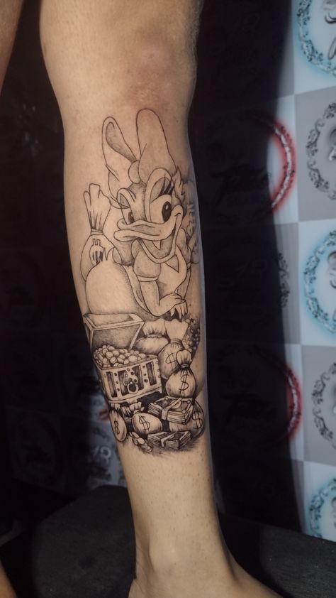 Margarida, duck tales, tio patinhas Duck Tales Tattoo, Daisy Duck Tattoo, Pata Daisy, Finger Tattoos Words, Mickey Mouse Tattoo, Duck Tattoos, Mouse Tattoos, Daisy Tattoo, Duck Tales