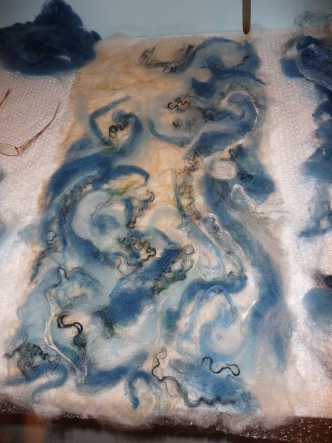 Wool - Tribulations of Hand Spinning and Herbal Dyeing: Wet Felting Alpaca and other Fibres Wet Felting With Alpaca, Felted Projects, Rug Tutorial, Nuno Felt Scarf, Folk Festival, Wet Felt, Wool Projects, Alpaca Fiber, Painting Workshop