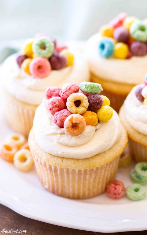 Cereal Cupcakes, Fluffy Vanilla Cupcake Recipe, Milk Cupcakes, Cupcake Recipes Unique, Easy Vanilla Cupcakes, Fruit Loops Cereal, Cereal Flavors, Homemade Cereal, Unique Cupcakes