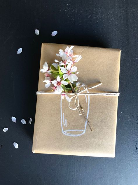 For a simple, but lovely mother's day gift wrap, draw a jar on kraft paper and tie a flower or clipping from the garden. She'll love it! #diy #diygiftwrap #mothersday #giftwrap #kraftpaper #sharpie Simple Gift Wrapping, Gift Post, Creative Gift Wrapping, Diy Gift Wrapping, Present Wrapping, Inside The Box, Wrapping Ideas, Mason Jar Diy, Simple Gifts